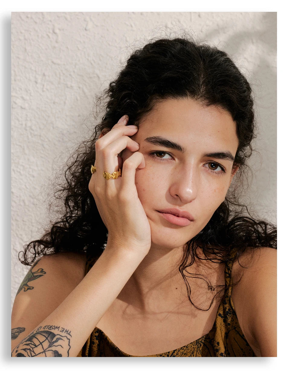 Shell geometric ring in 18K gold-plated stainless steel with shell.