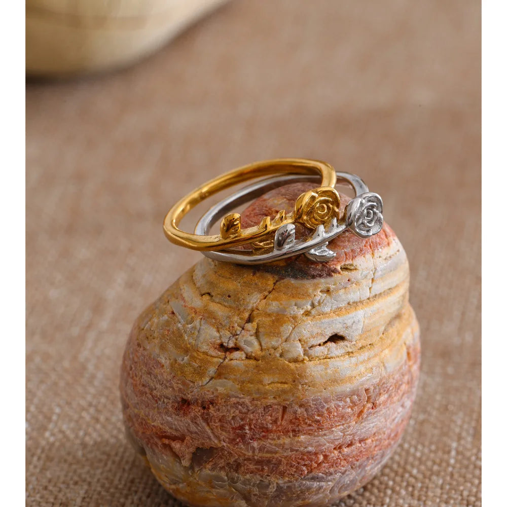 Flower geometric ring in 18K gold-plated stainless steel.