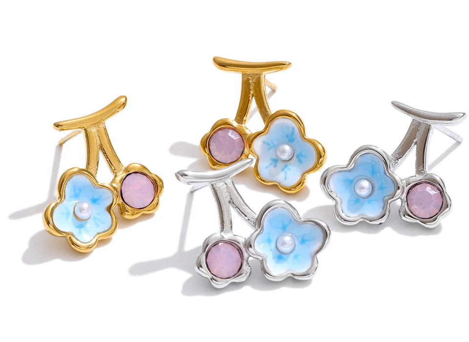 Pearl enamel flower earrings in gold-plated stainless steel with pearl and enamel.