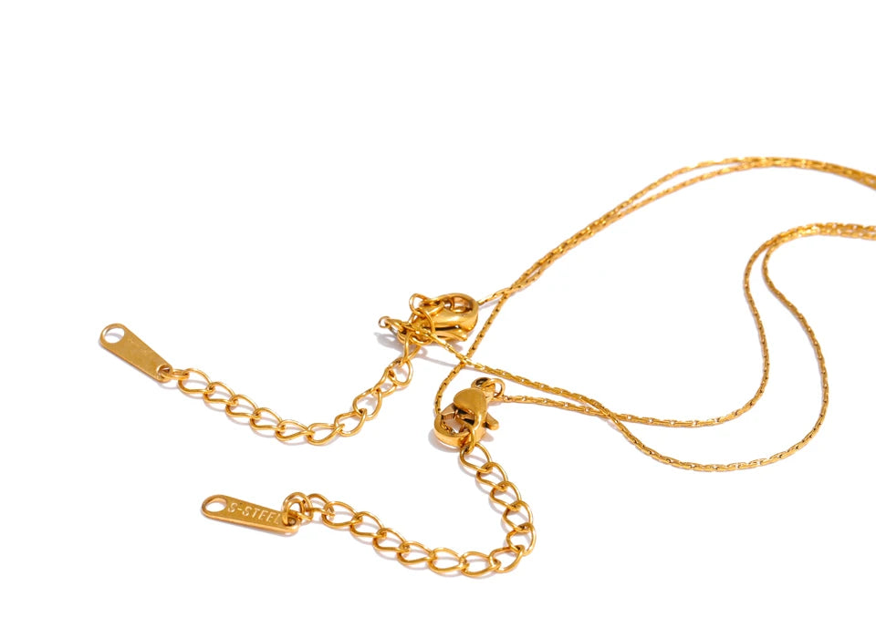 Freshwater pearl geometric necklace in gold-plated stainless steel with freshwater pearl.