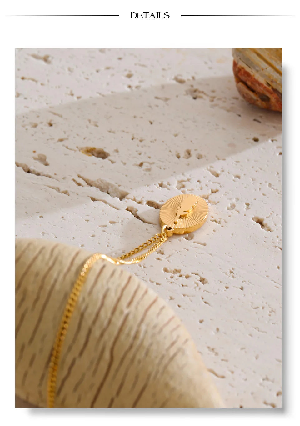 Geometric necklace in gold-plated stainless steel.