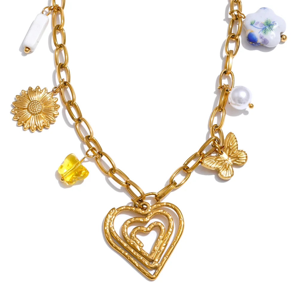 Pearl shell flower necklace in gold-plated stainless steel with pearl and shell.