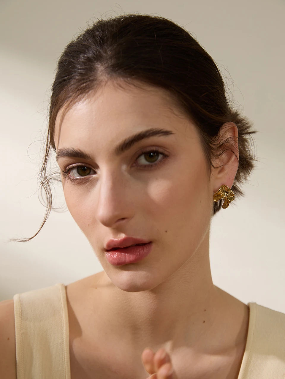 Flower earrings in gold-plated 316L stainless steel.