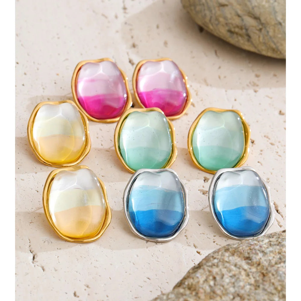 Resin multi-color geometric earrings in gold-plated stainless steel with resin.