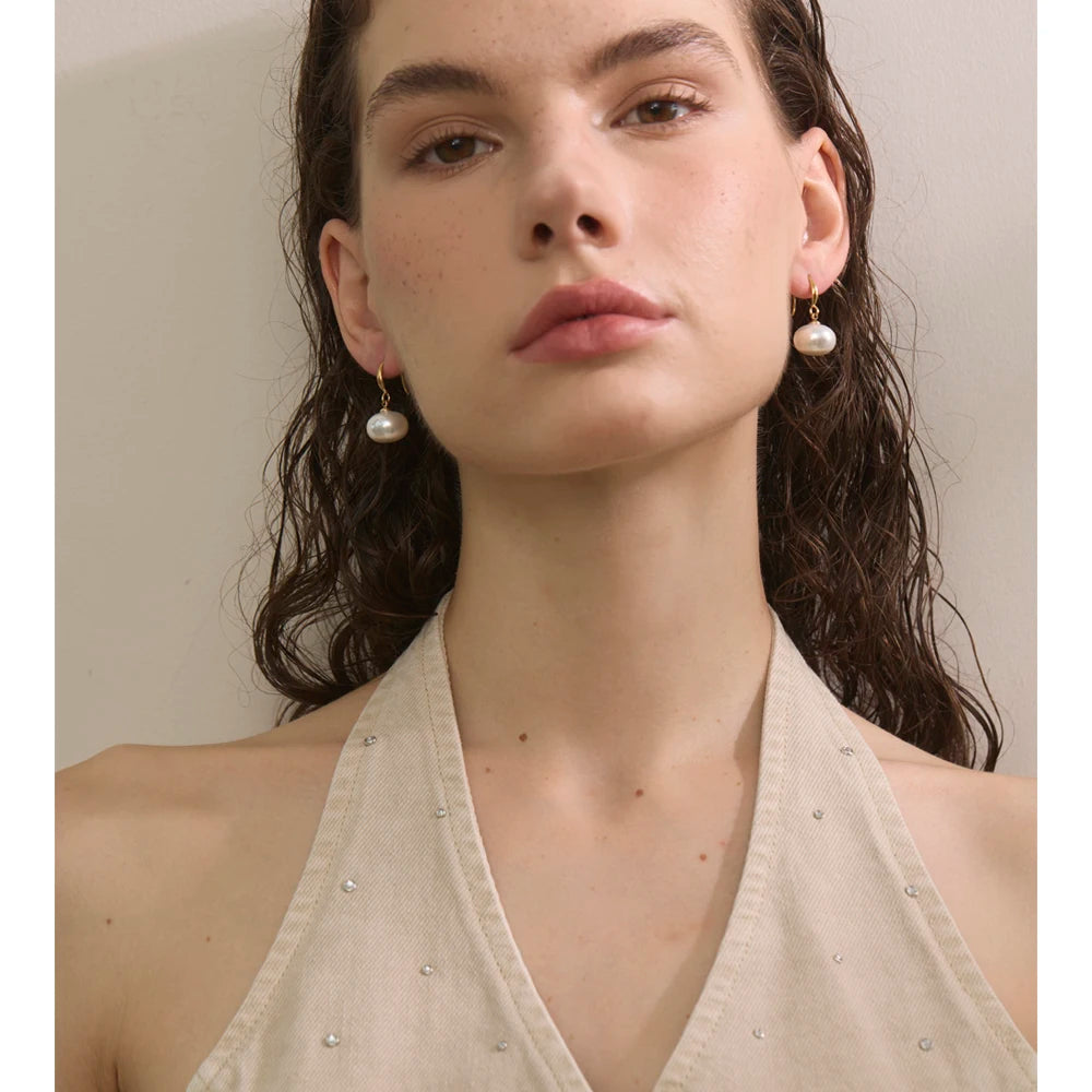Pearl geometric earrings in gold-plated stainless steel with pearl.