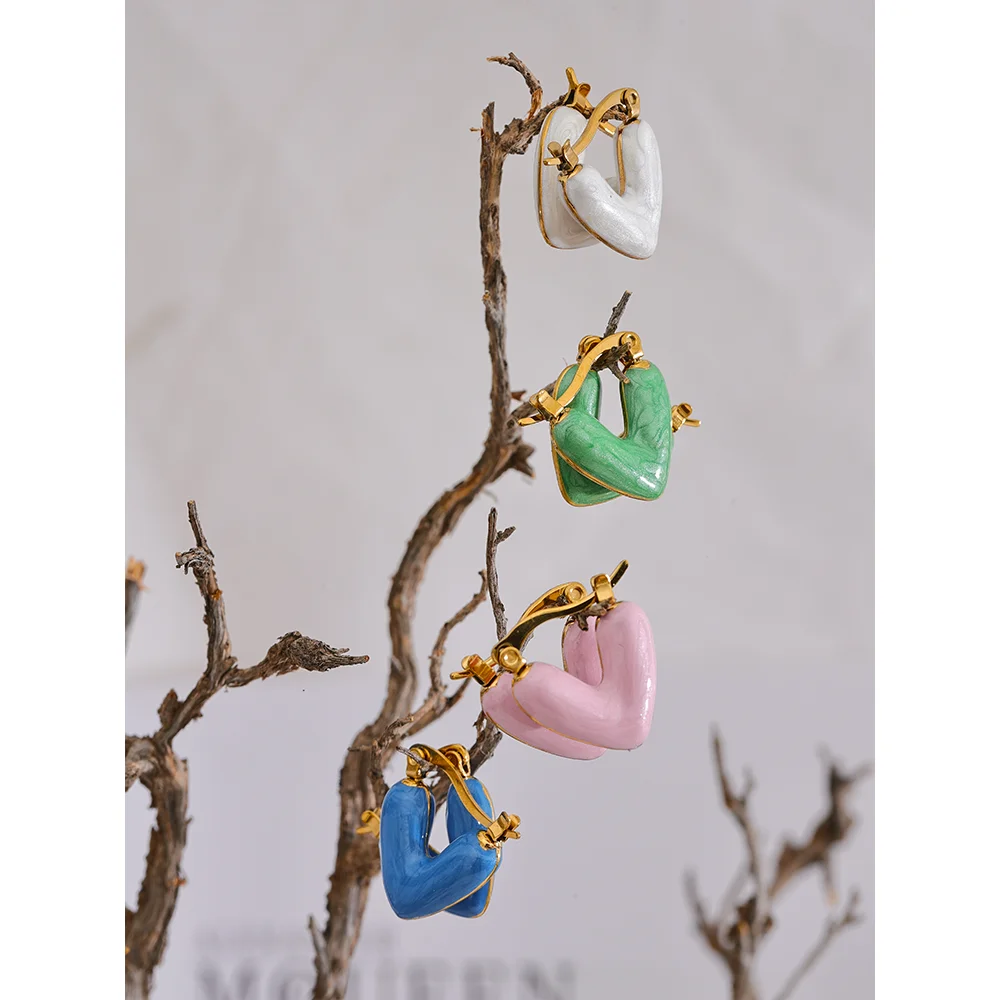 White enamel heart earrings in gold-plated stainless steel with enamel.
