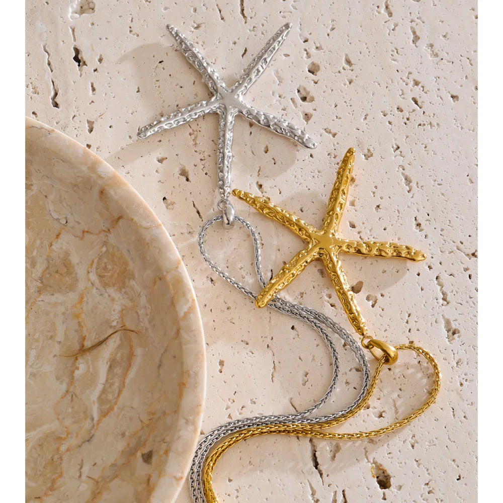 Star geometric necklace in gold-plated stainless steel.