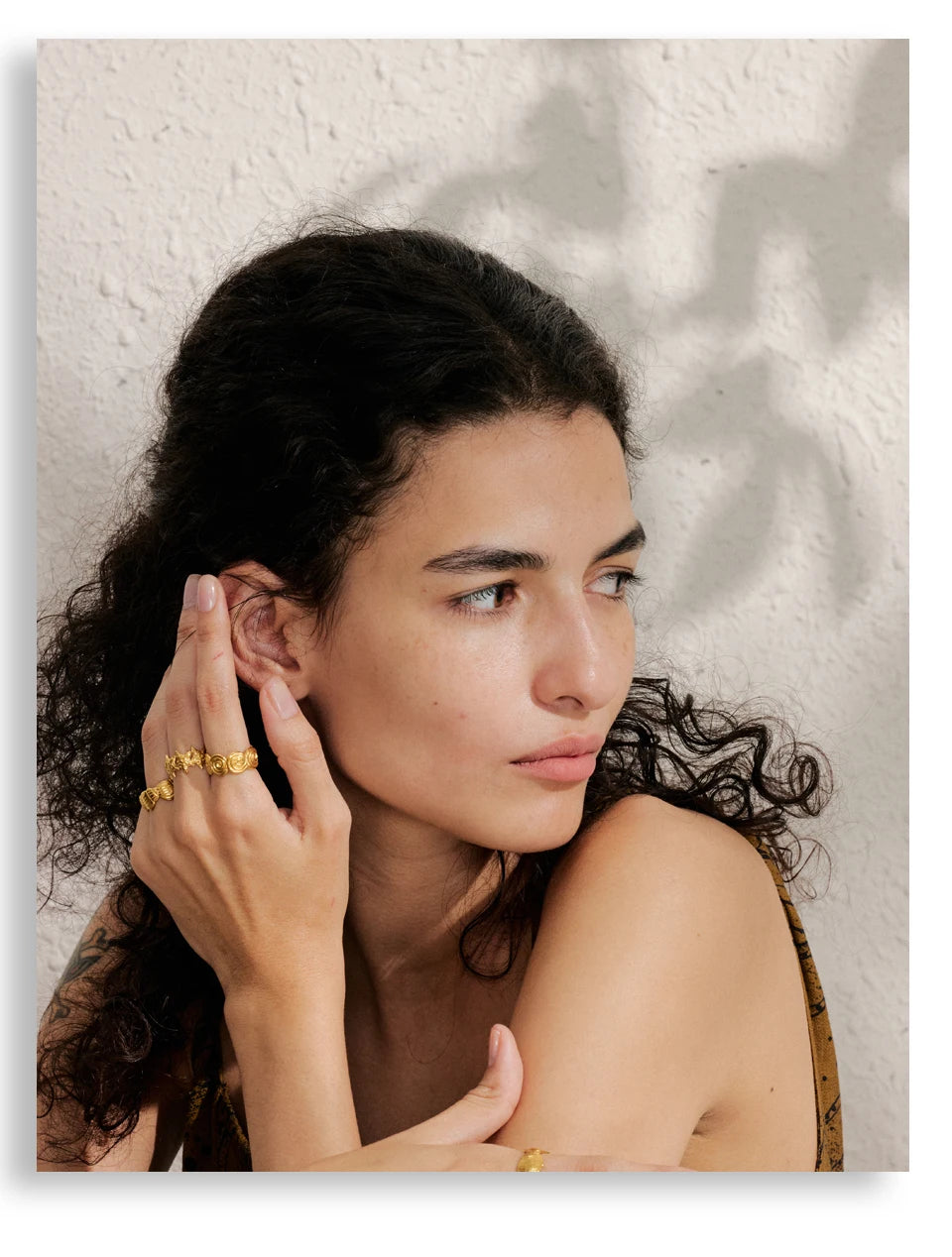 Shell geometric ring in 18K gold-plated stainless steel with shell.