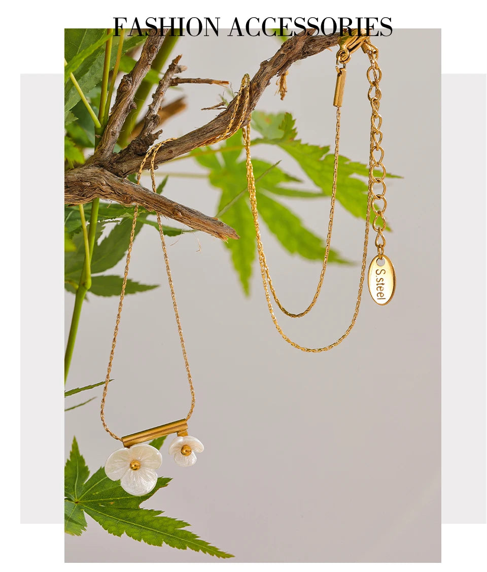 Shell resin flower necklace in gold-plated stainless steel with shell and resin.