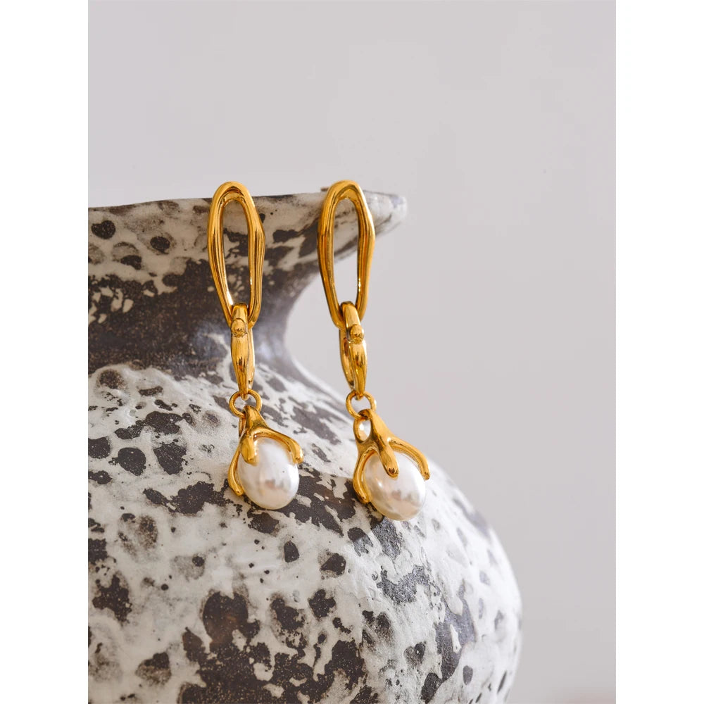 Pearl geometric earrings in gold-plated stainless steel with pearl.