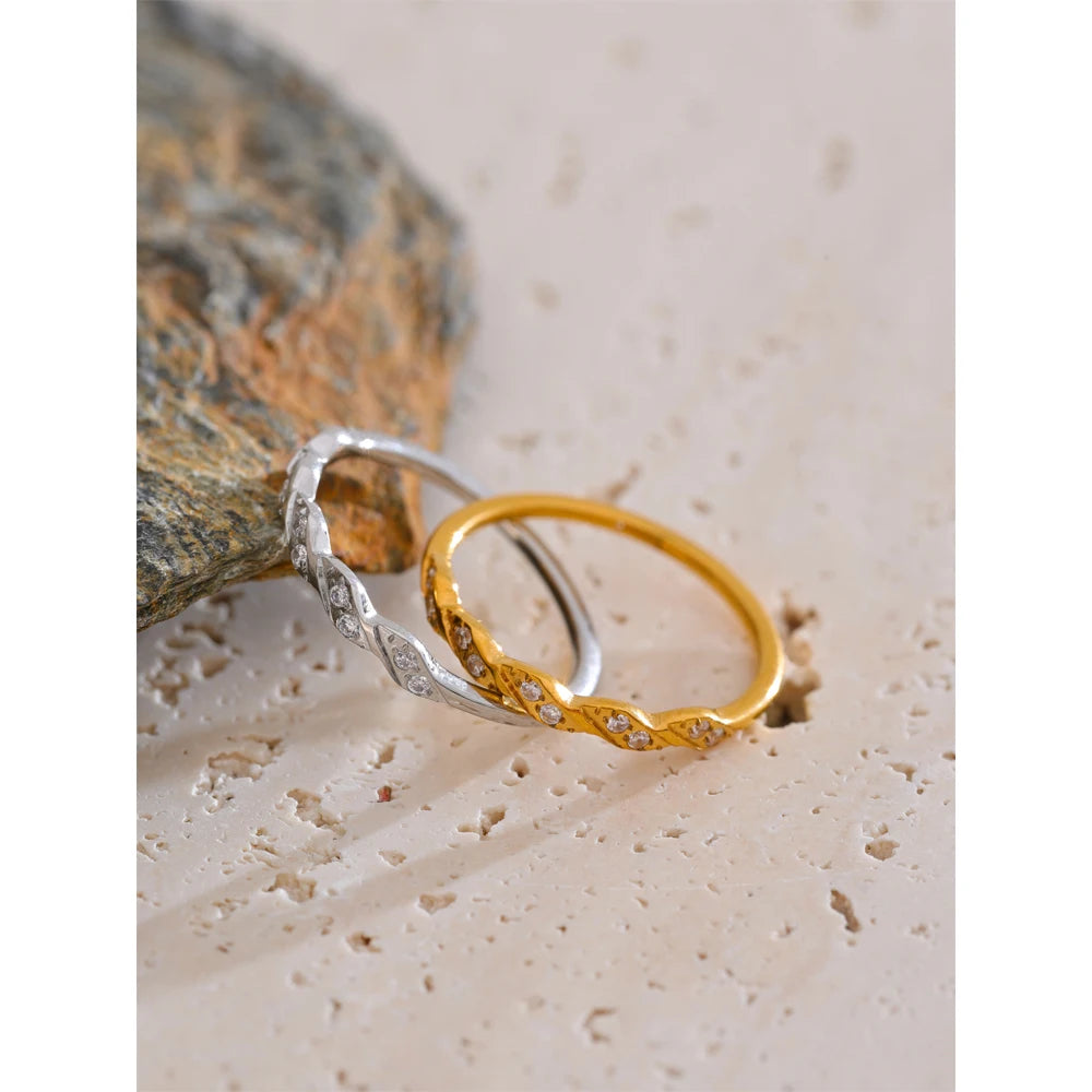 Cubic zirconia geometric ring in gold-plated stainless steel with cubic zirconia.