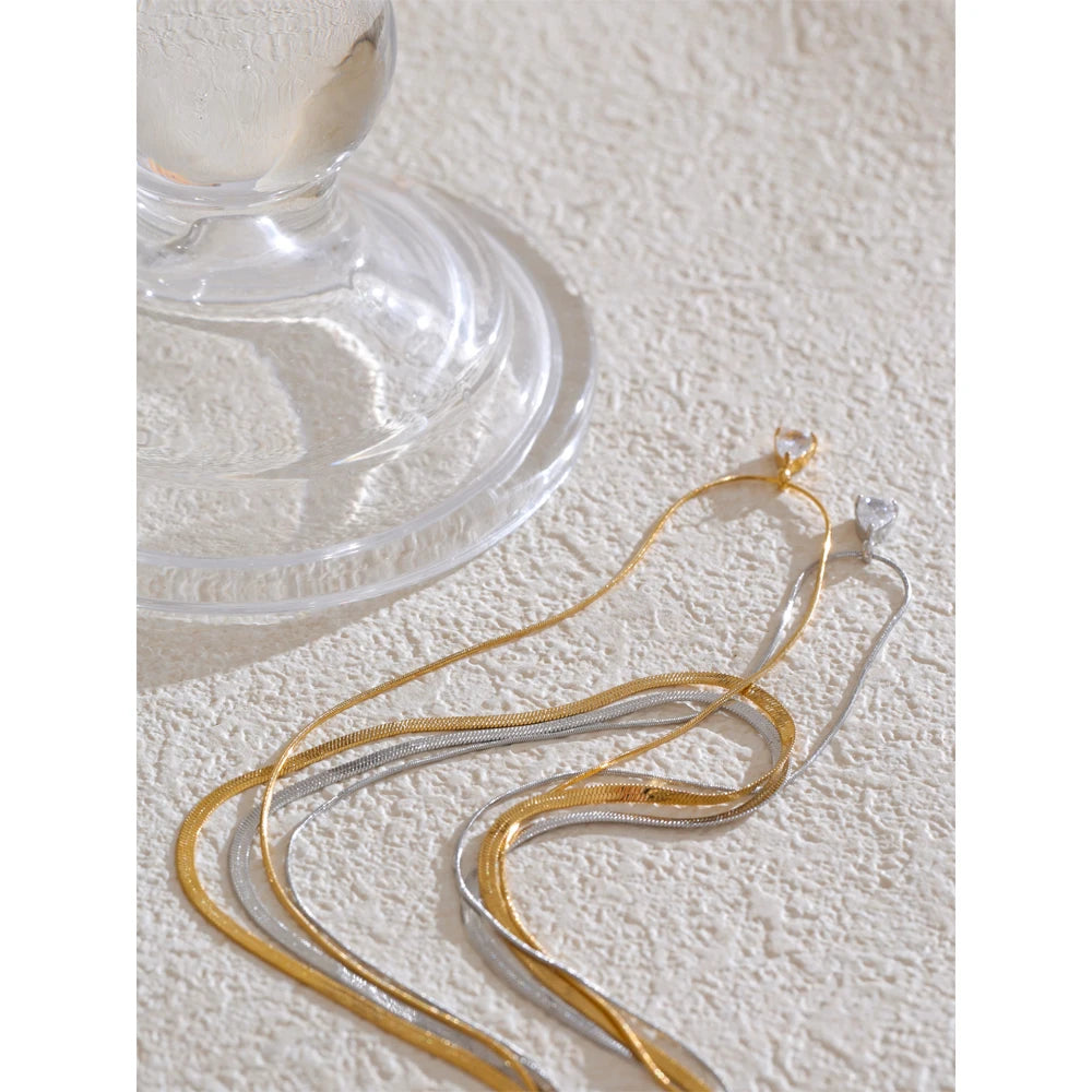 Cubic zirconia snake geometric necklace in gold-plated stainless steel with cubic zirconia.