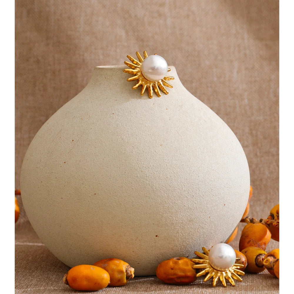 Pearl flower geometric earrings in gold-plated stainless steel with pearl.