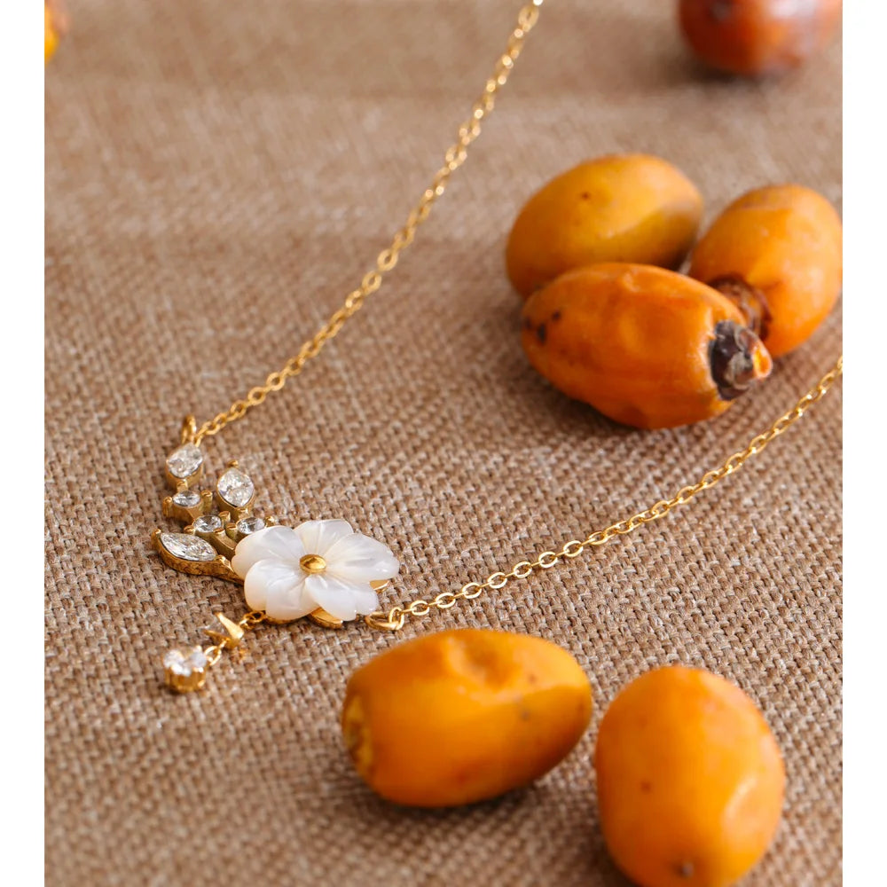 Cubic zirconia shell flower necklace in gold-plated stainless steel with cubic zirconia and shell.