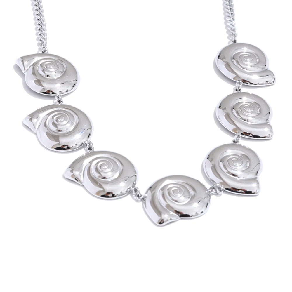 Shell geometric chain necklace in gold-plated stainless steel with shell.