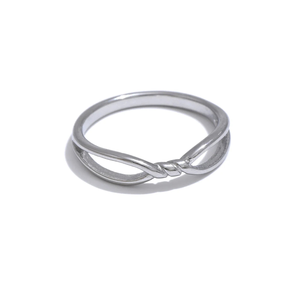 Minimalist geometric ring in 18K gold-plated stainless steel.