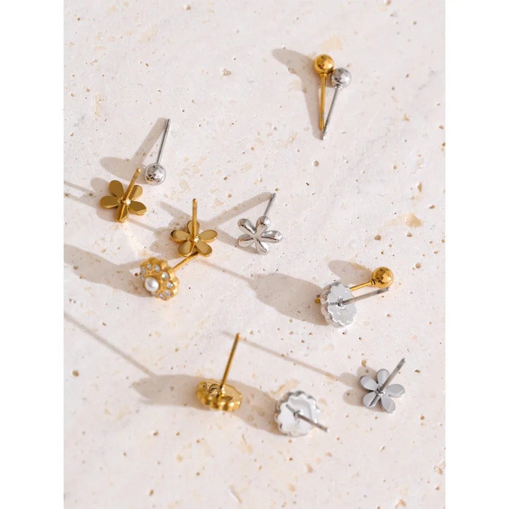 Cubic zirconia flower earrings in gold-plated stainless steel with cubic zirconia.