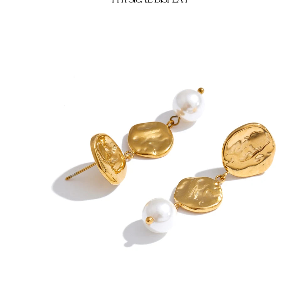 Pearl shell geometric earrings in gold-plated stainless steel with pearl and shell.