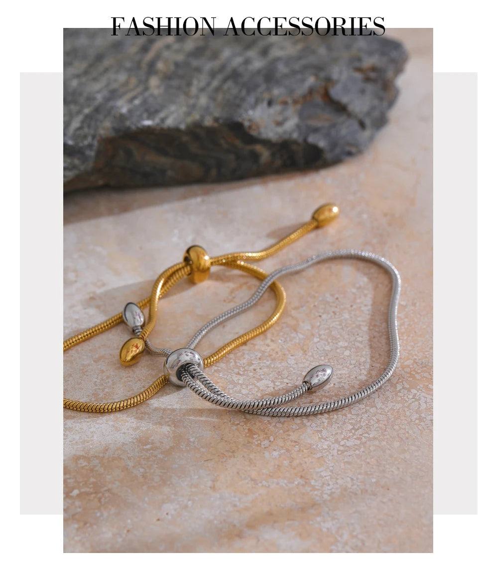 Geometric chain necklace in gold-plated stainless steel.