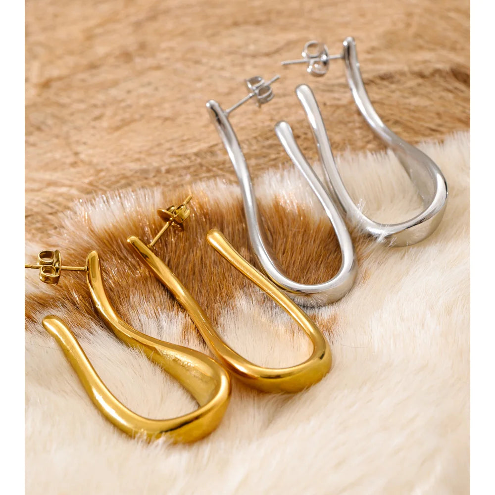 Geometric earrings in gold-plated 316L stainless steel.