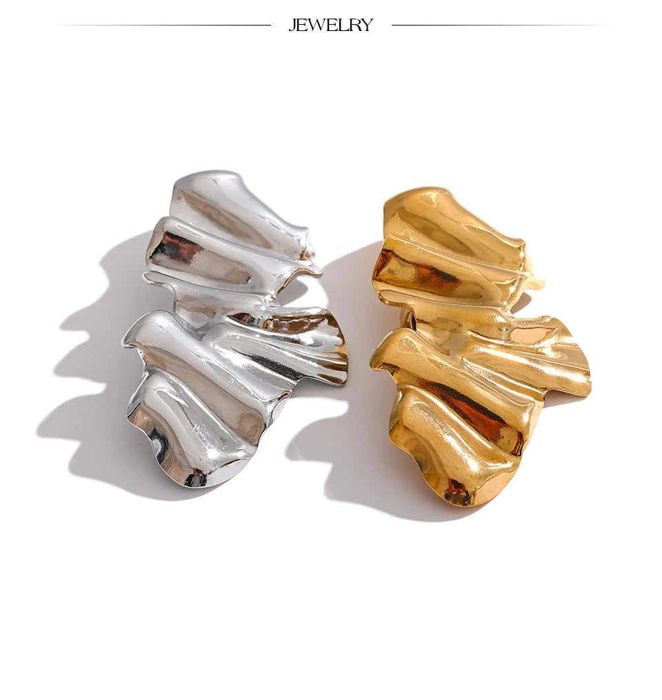 Geometric brooch in 18K gold-plated stainless steel.