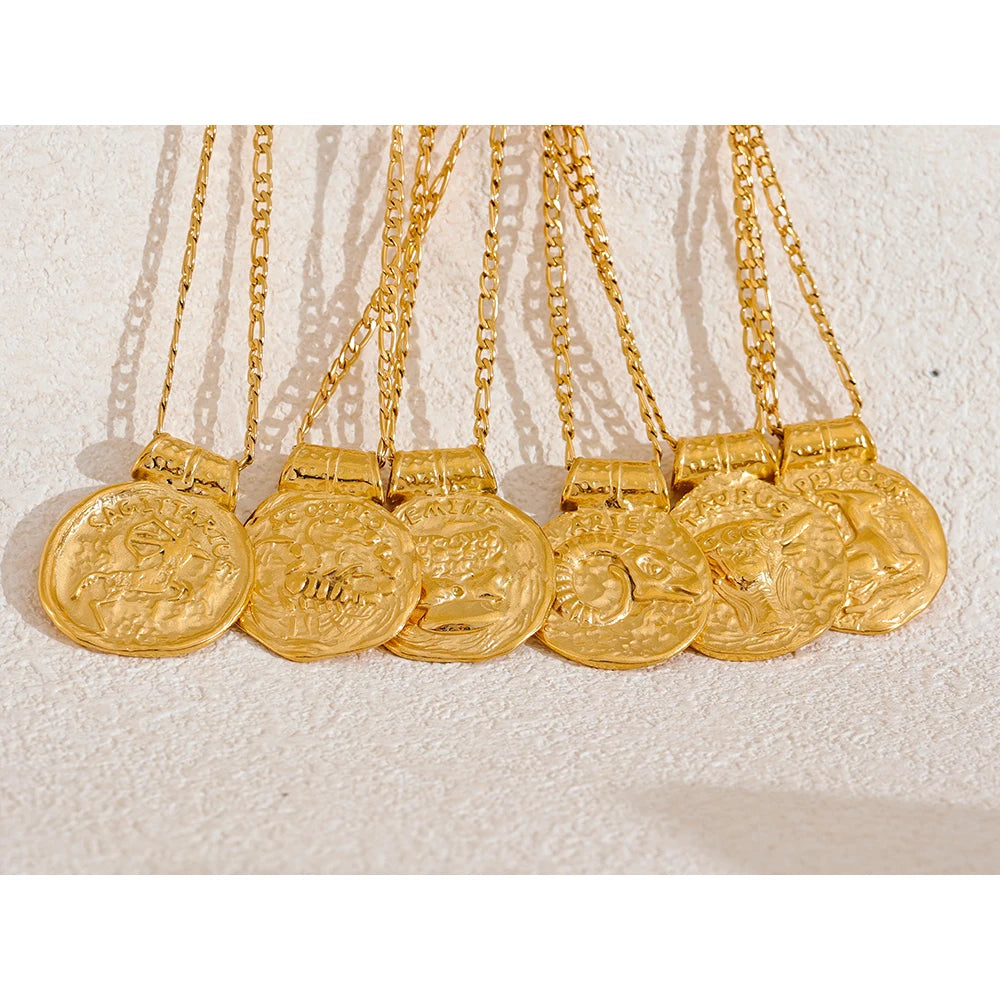 Geometric necklace in gold-plated stainless steel.