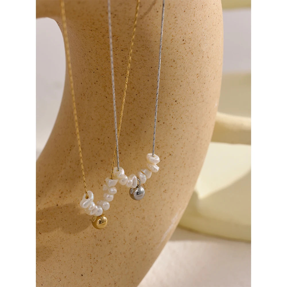 Freshwater pearl geometric necklace in gold-plated stainless steel with freshwater pearl.