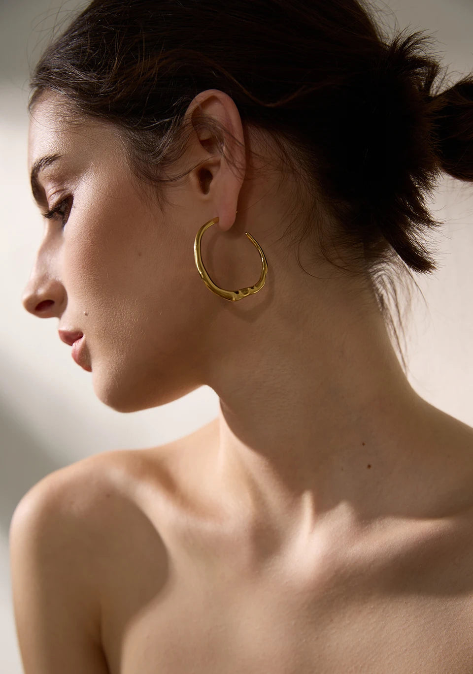 Minimalist geometric earrings in gold-plated stainless steel.