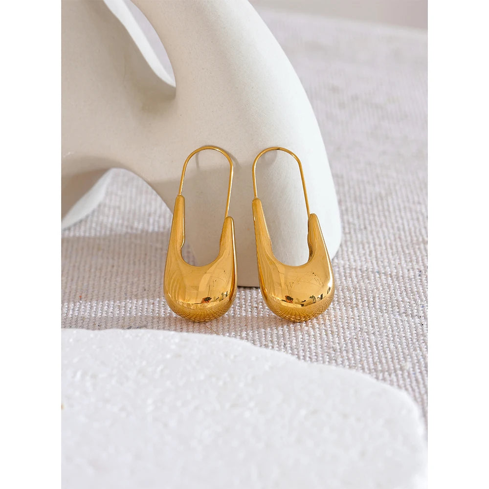 Geometric earrings in gold-plated stainless steel.