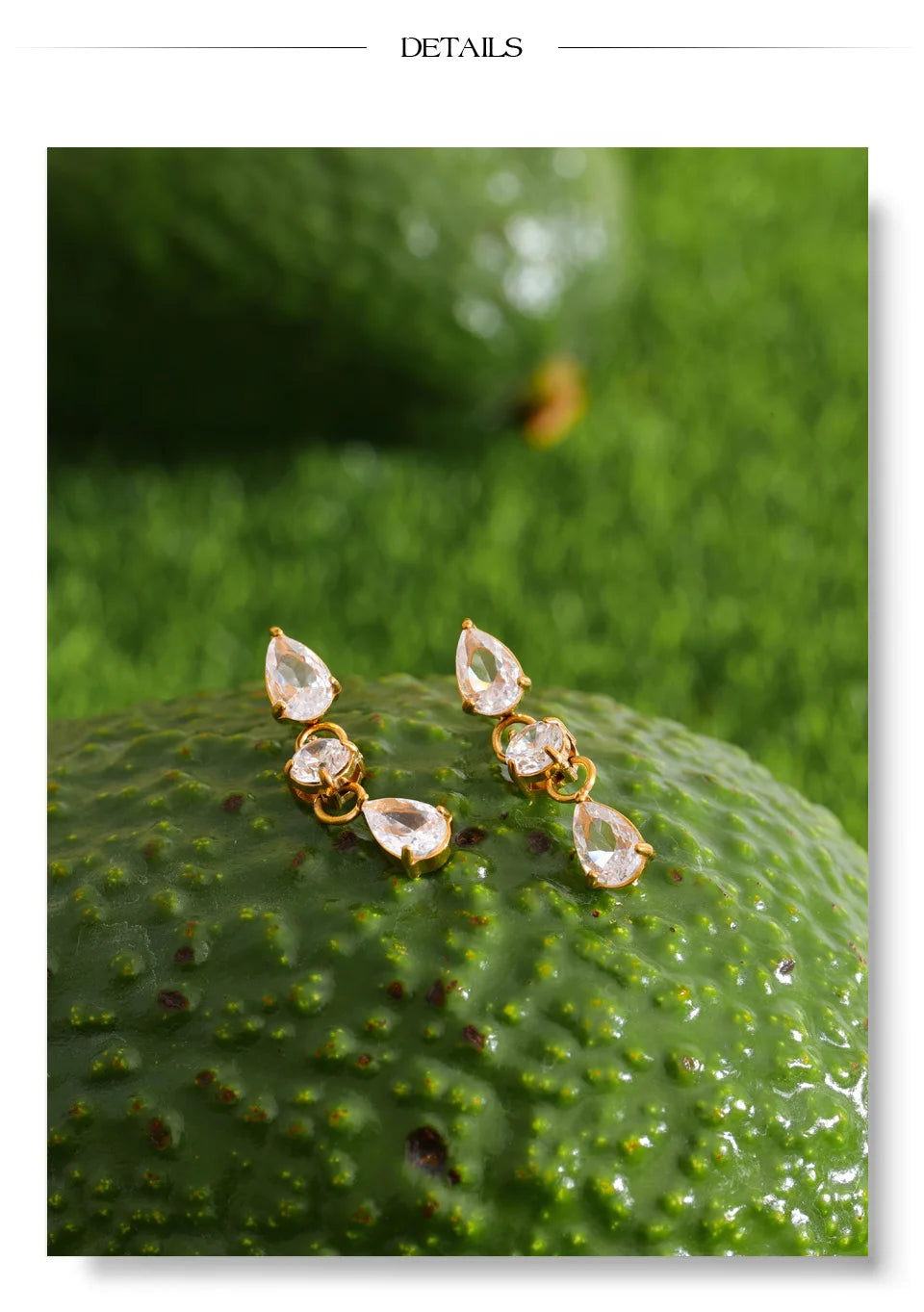 Cubic zirconia minimalist geometric earrings in gold-plated stainless steel with cubic zirconia.