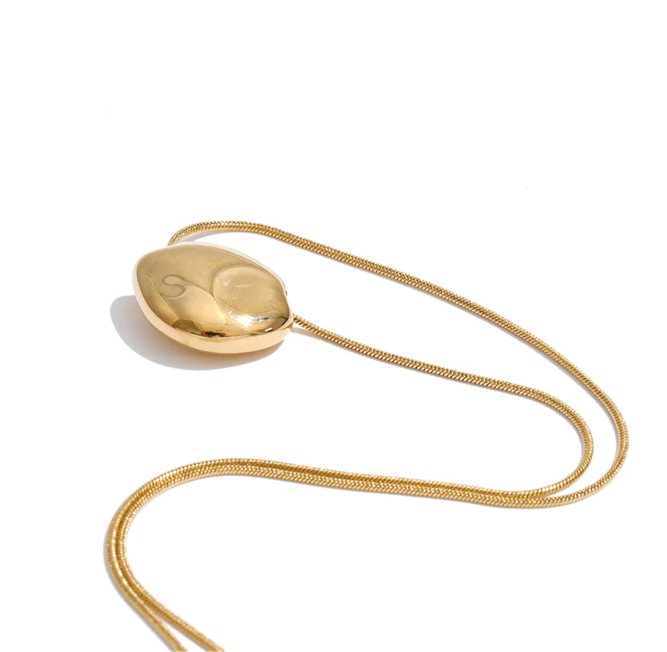 Geometric necklace in gold-plated stainless steel.
