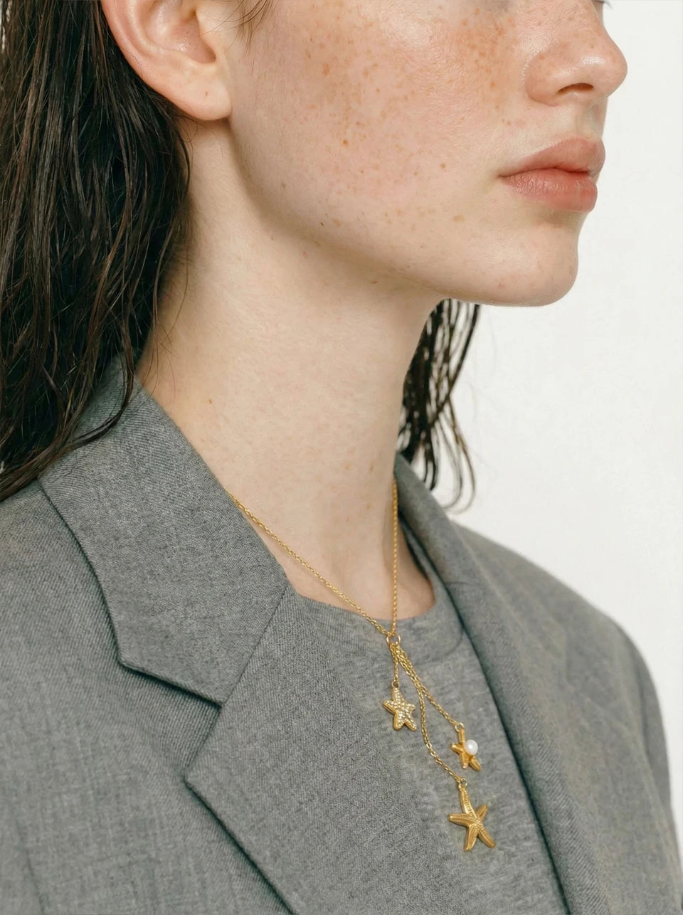 Cubic zirconia pearl shell necklace in gold-plated stainless steel with pearl and cubic zirconia.