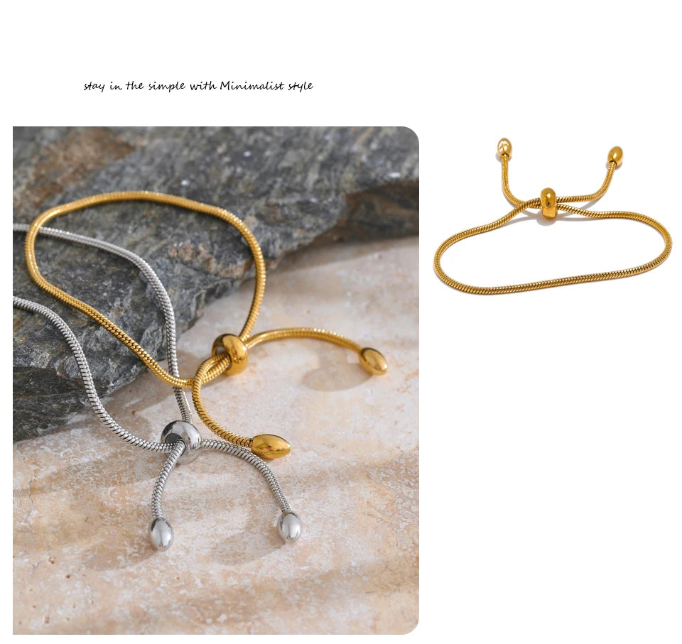 Geometric chain necklace in gold-plated stainless steel.