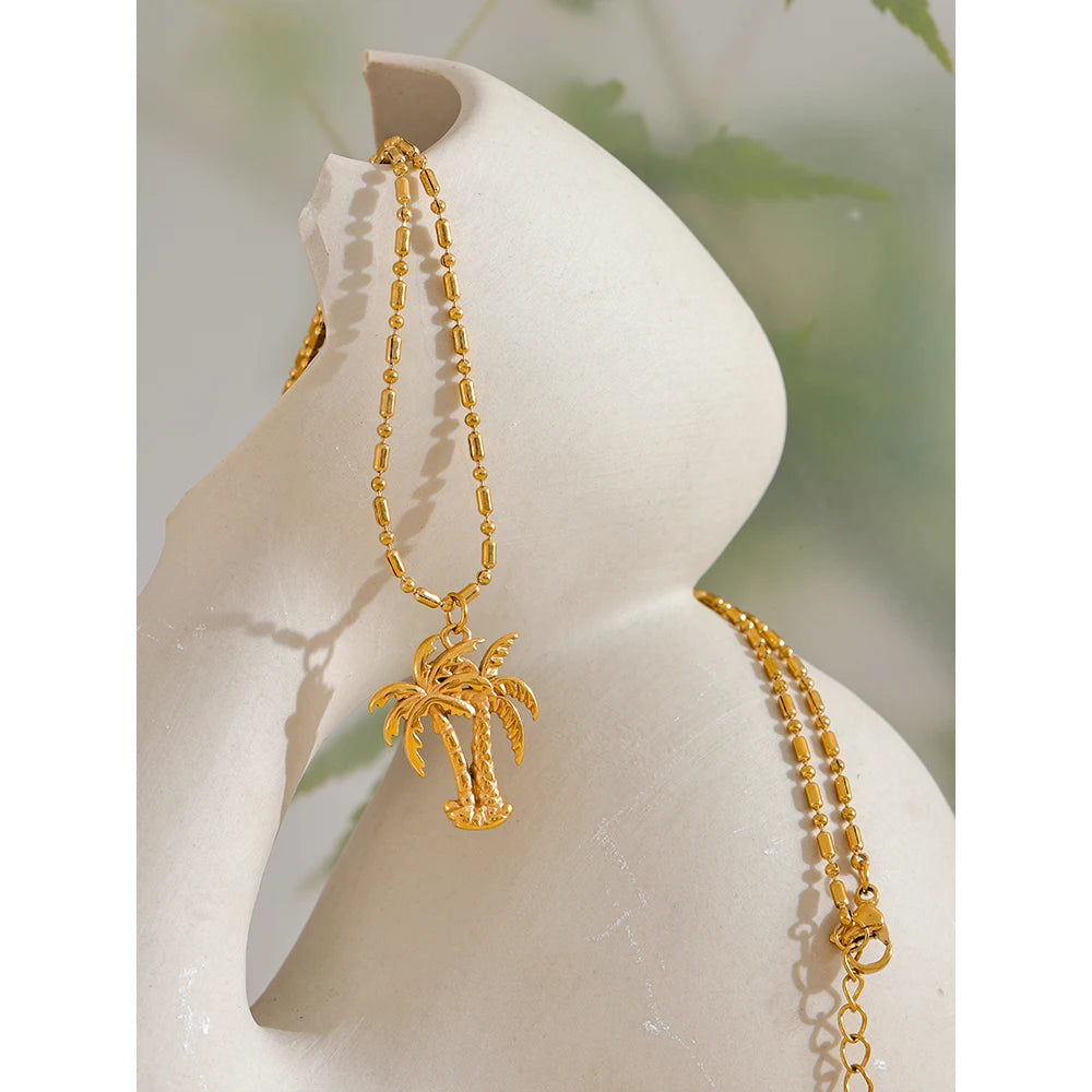 Geometric necklace in gold-plated stainless steel.