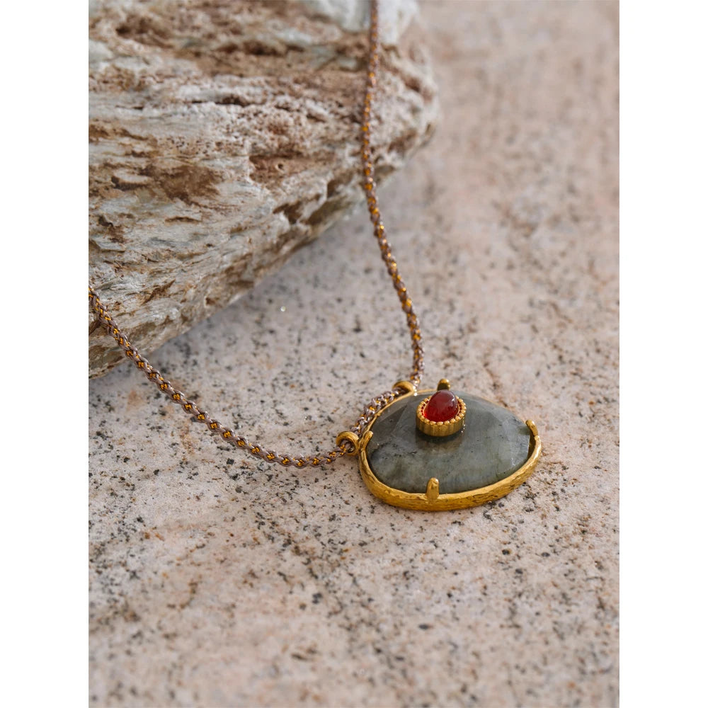 Natural stone geometric necklace in gold-plated stainless steel with natural stone.