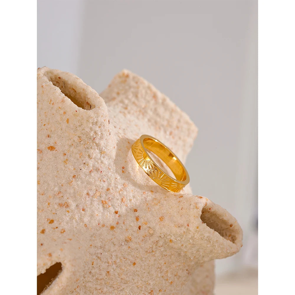 Sun minimalist geometric ring in 18K gold-plated stainless steel.