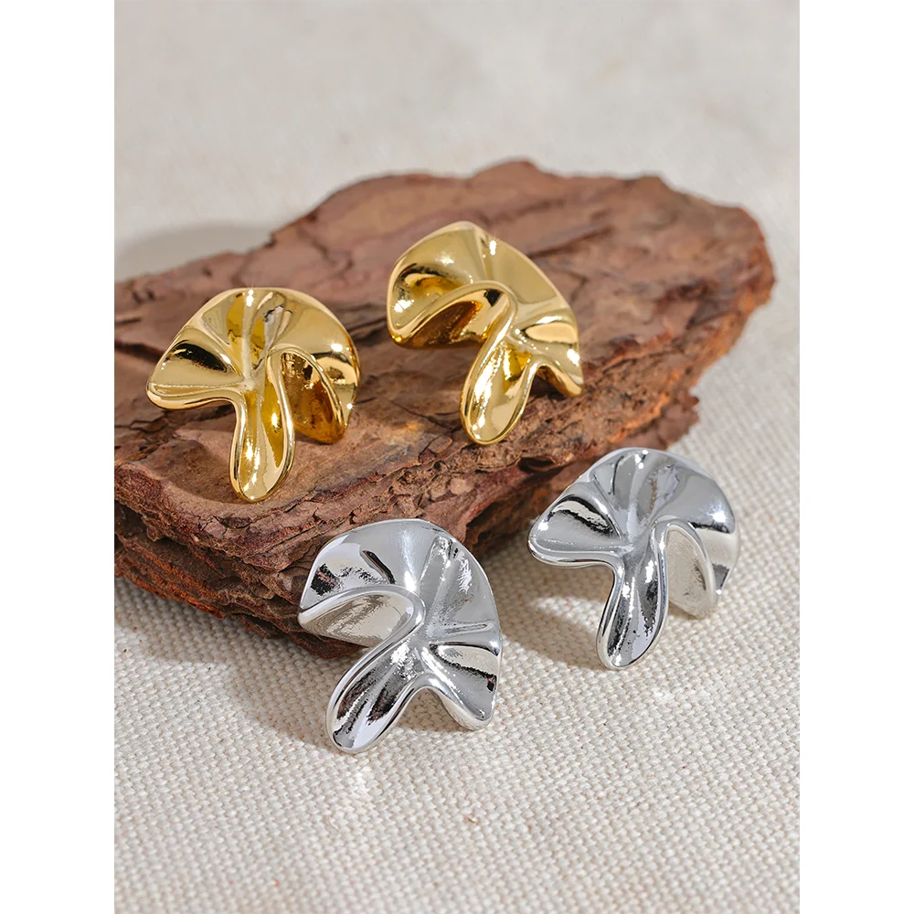 Flower earrings in gold-plated 316L stainless steel.