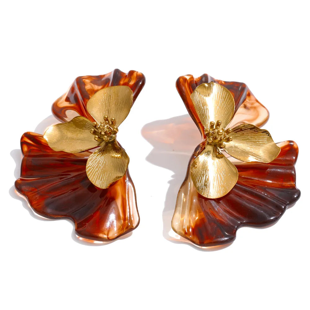 Green resin flower earrings in gold-plated stainless steel with resin.
