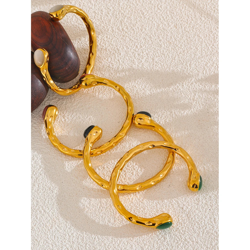 Natural stone geometric bracelet in gold-plated stainless steel with natural stone.