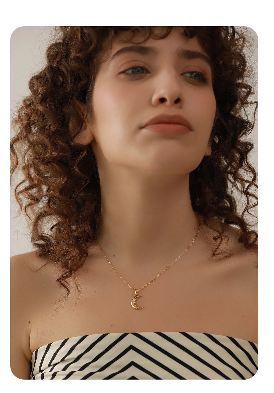 Cubic zirconia moon necklace in gold-plated stainless steel with cubic zirconia.