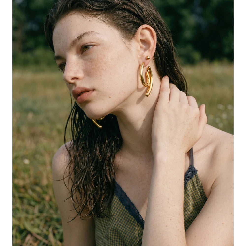 Geometric earrings in gold-plated stainless steel.
