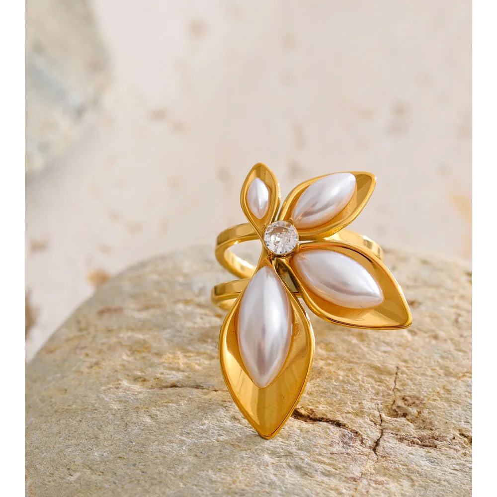 Pearl flower ring in 18K gold-plated stainless steel with pearl.