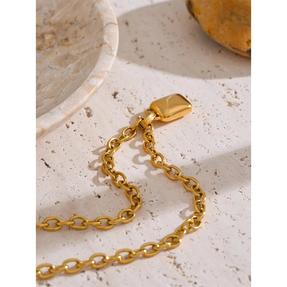 Geometric necklace in gold-plated stainless steel.