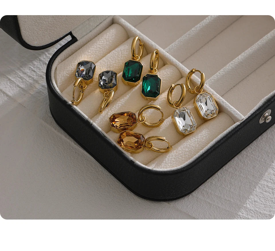 Green cubic zirconia geometric earrings in 18K gold-plated stainless steel with cubic zirconia.