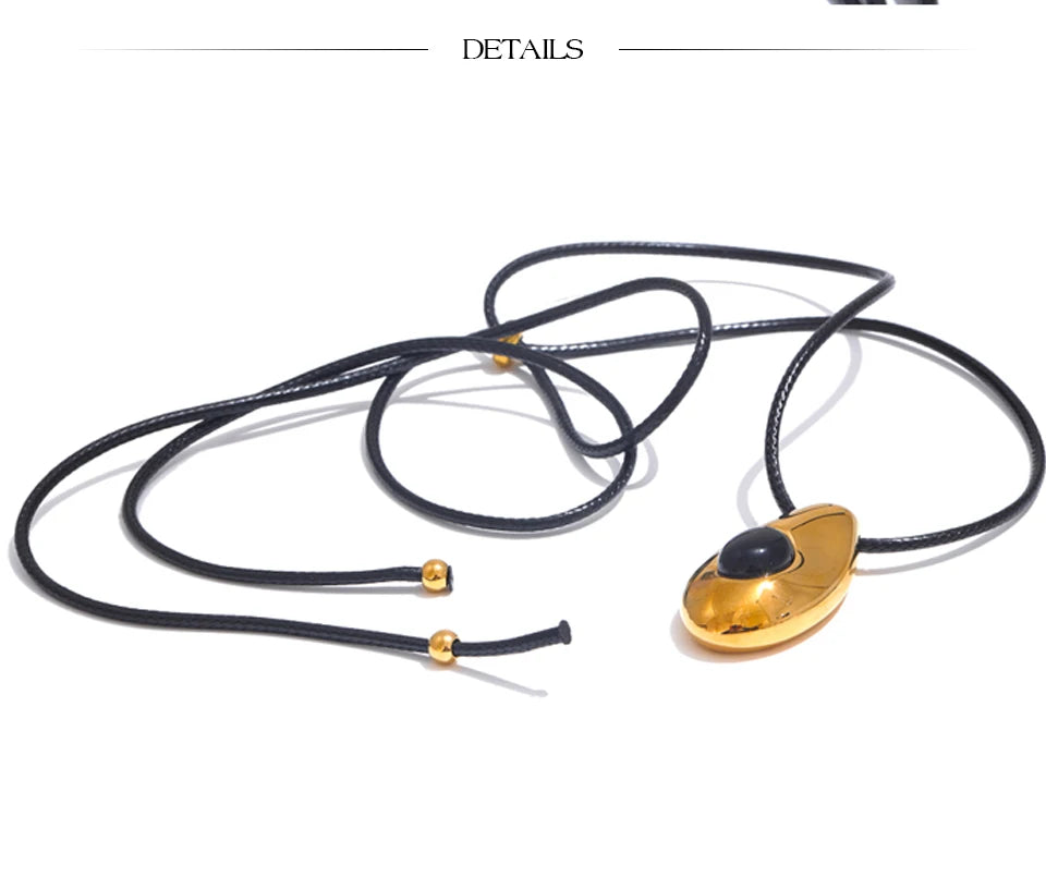Natural stone geometric necklace in gold-plated stainless steel with natural stone.
