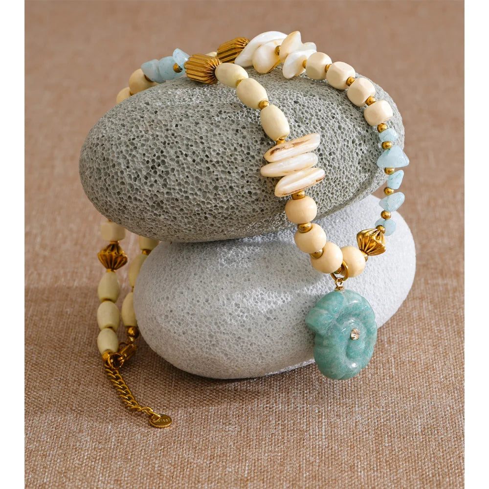 Shell natural stone beaded necklace in gold-plated stainless steel with natural stone and shell.