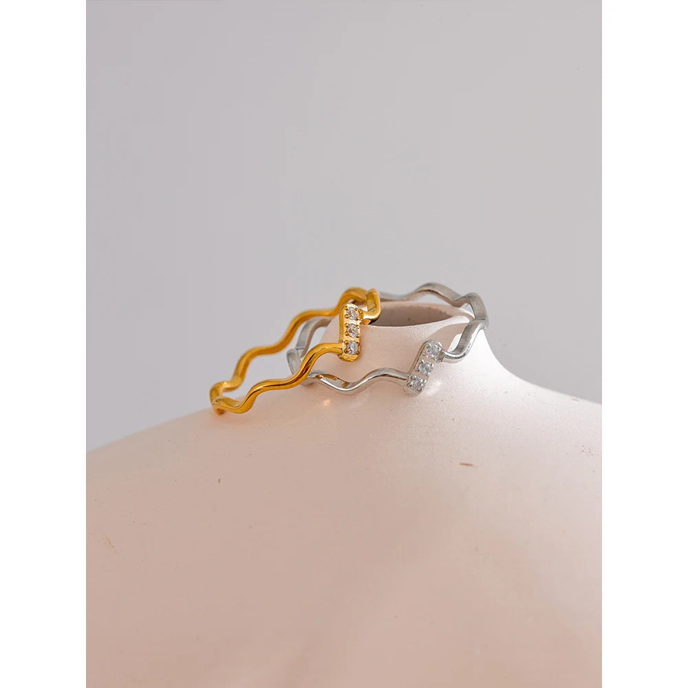 Cubic zirconia minimalist geometric ring in gold-plated stainless steel with cubic zirconia.