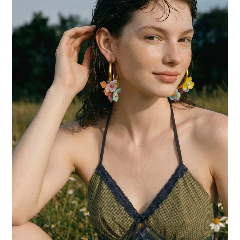 Resin flower multi-color earrings in gold-plated stainless steel with resin.