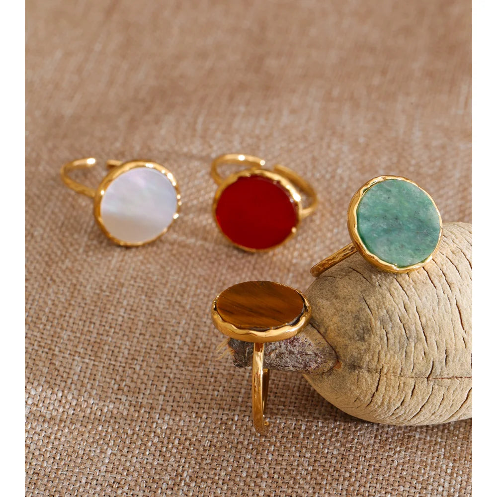 Natural stone geometric ring in 18K gold-plated stainless steel with natural stone.