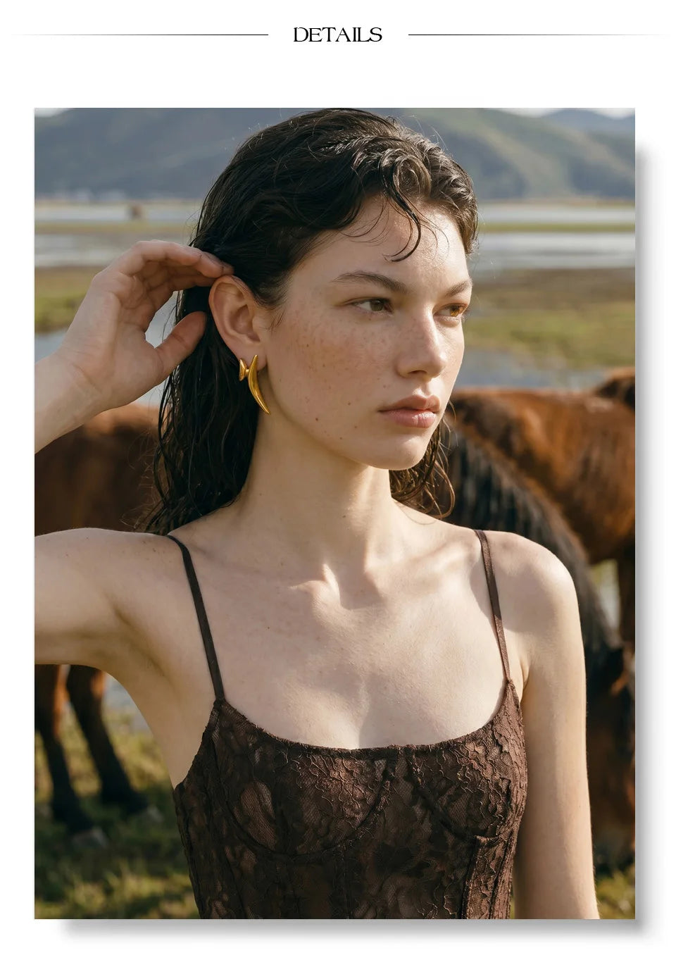 Geometric earrings in gold-plated stainless steel.